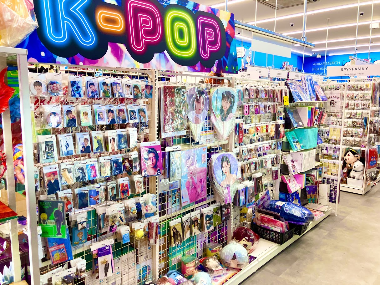 あなたの「推し」が輝く場所！当店K-POPグッズコーナーで最高の推し活