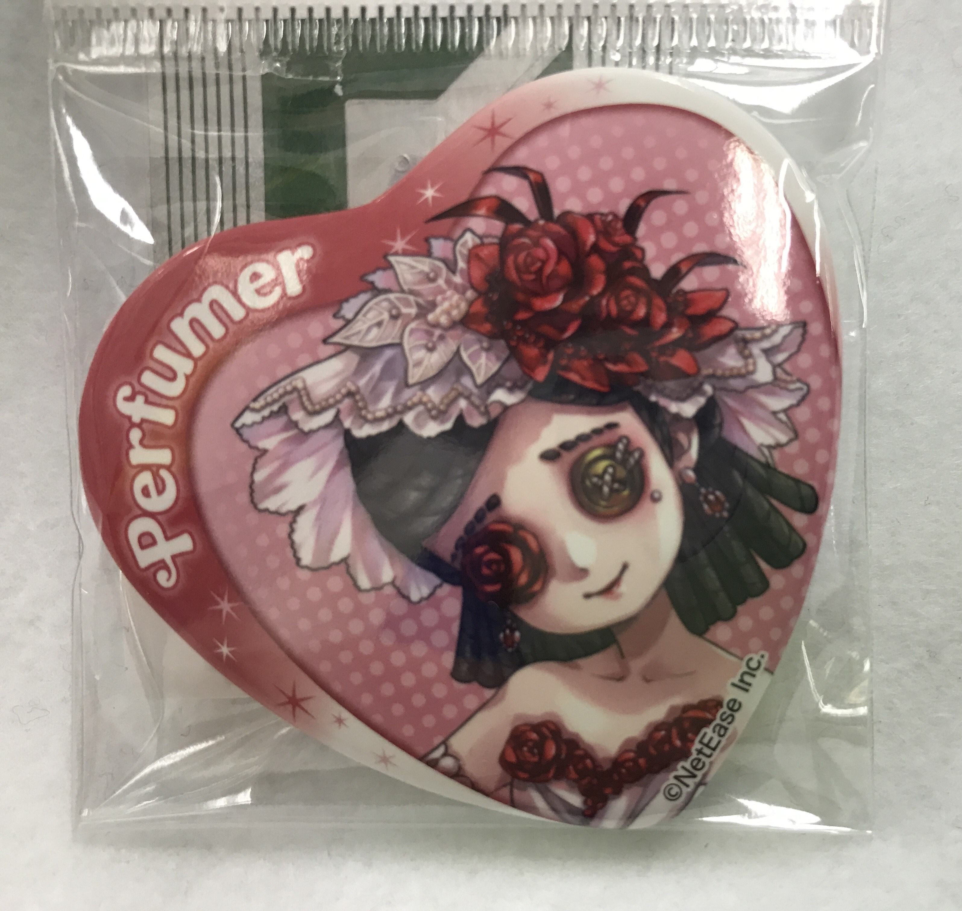 第五人格　ウィラ　缶バッジ　ハート型　スイパラ　荘園告白シーズン Identity V 第五人格×SWEETS PARADISE ～荘園告白シーズン