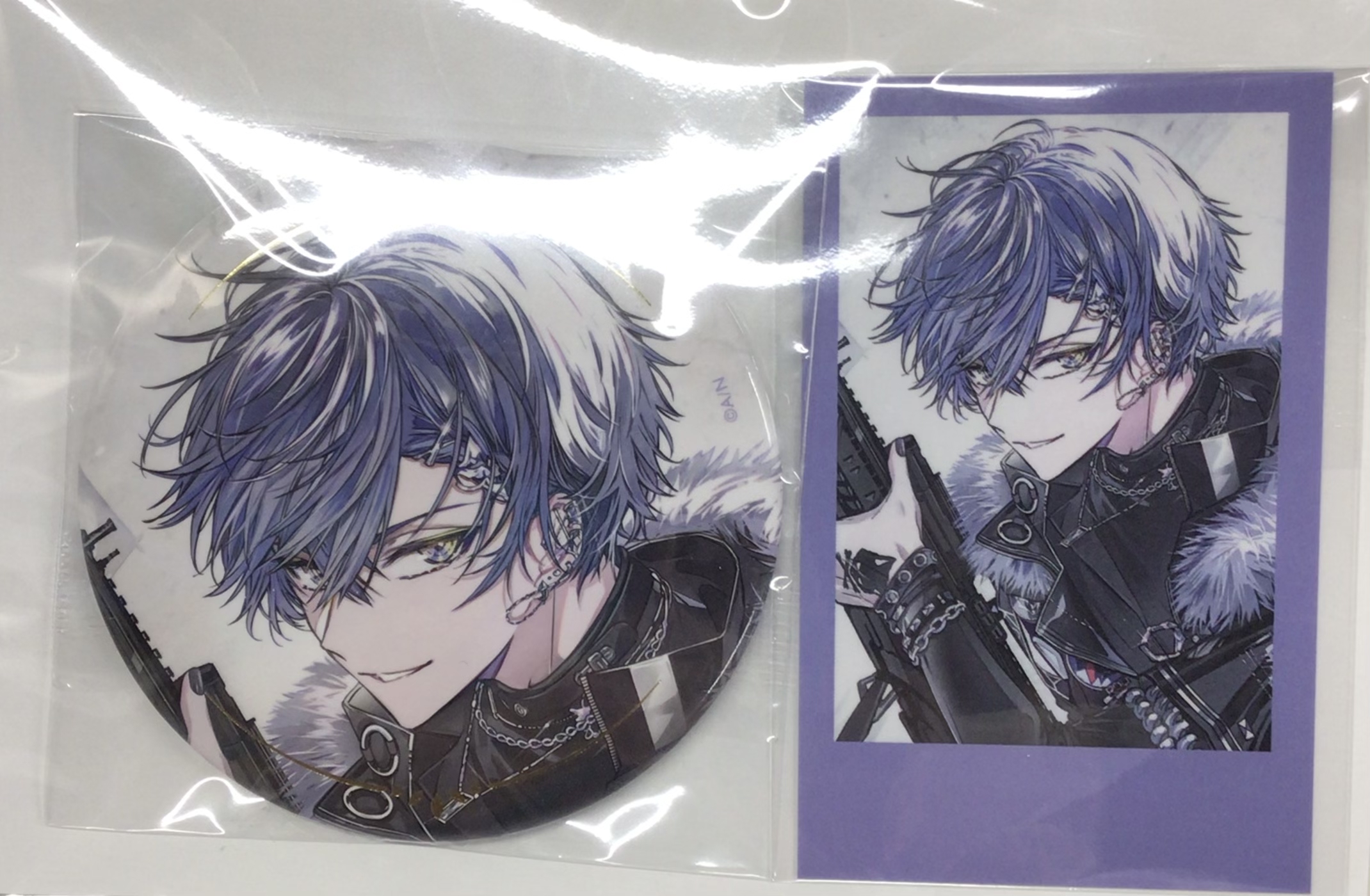 にじさんじ 誕生日グッズ2025 箔押し缶バッジ&チェキ風カード 小柳ロウ