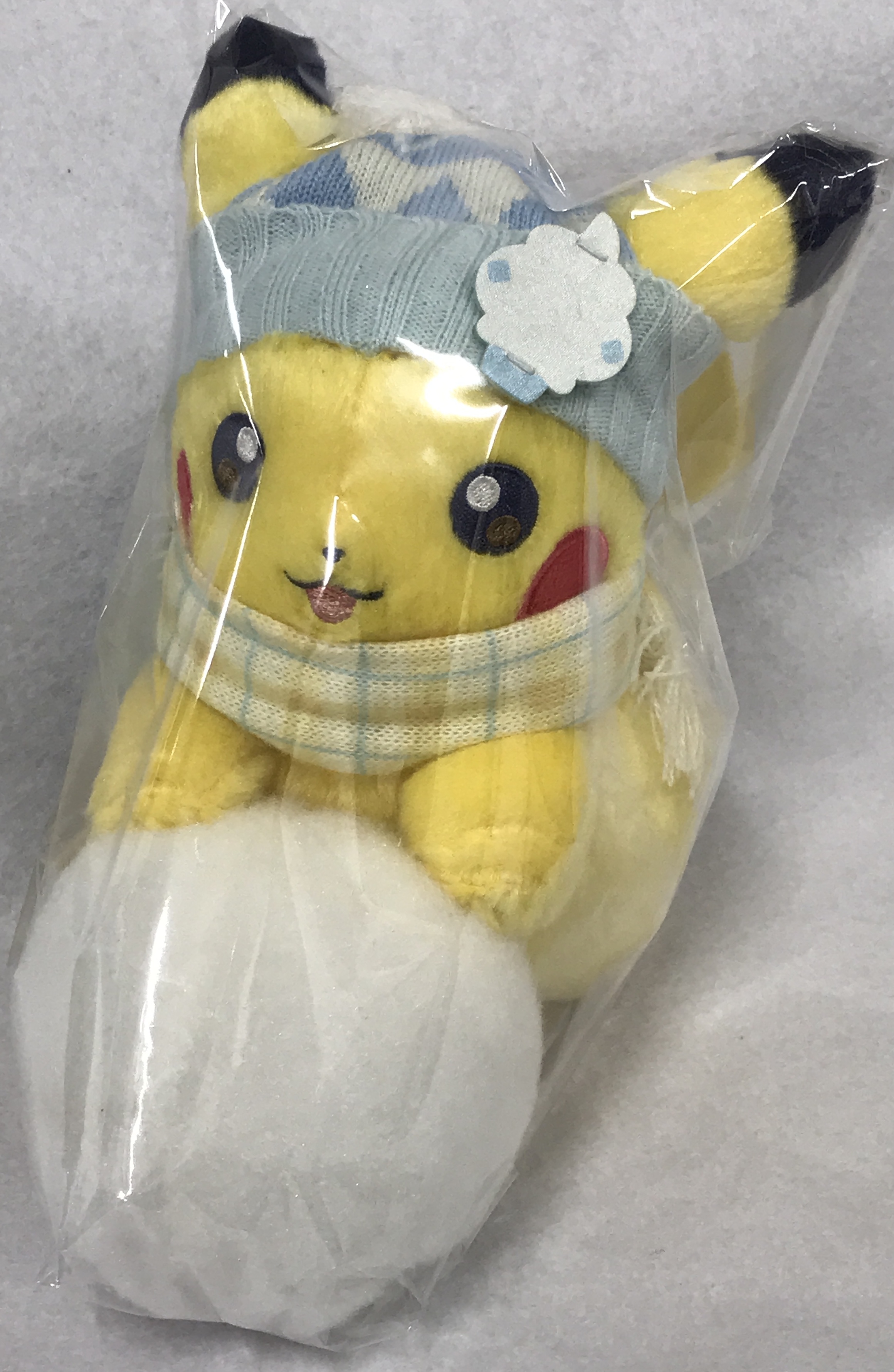ポケットモンスターぬいぐるみピカチュウとゆきあそび